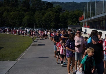 Largas colas en Lezama antes del entrenamiento a puerta abierta del Athletic