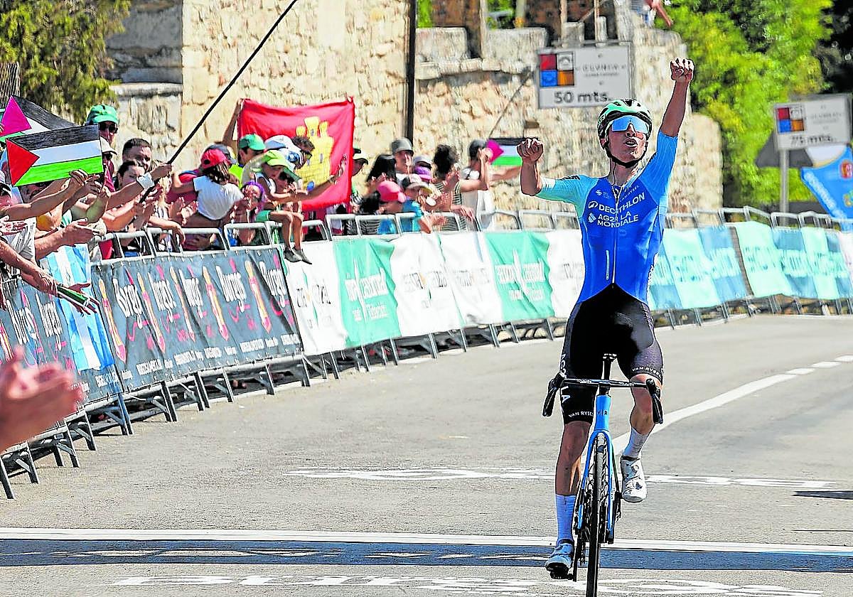 El joven Bisiaux levanta los brazos en la meta de Valpuesta tras sorprender al grupo de cabeza con un fuerte ataque.
