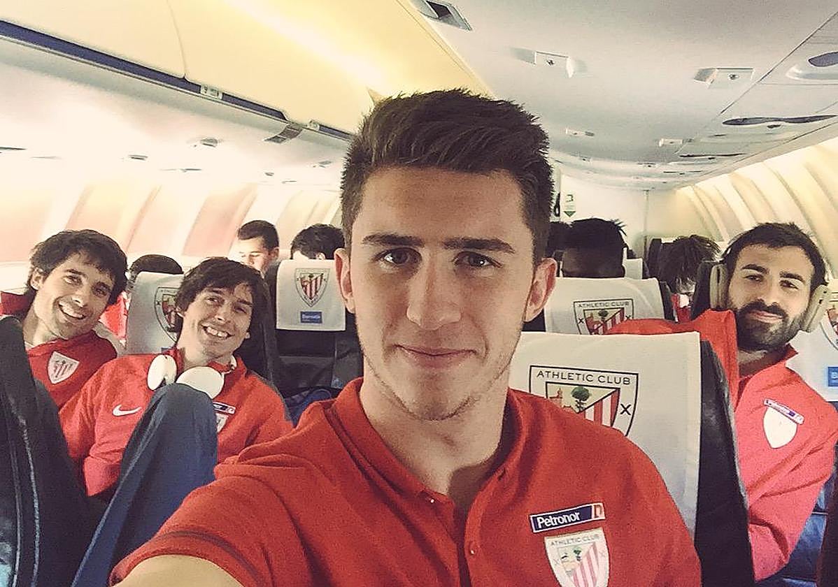 Laporte en un silfie que se hizo en el avión en 2015.
