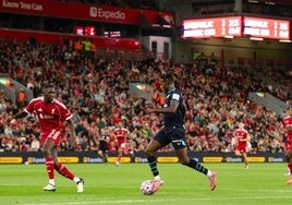 Nico encara a Konaté el lunes en Anfield.