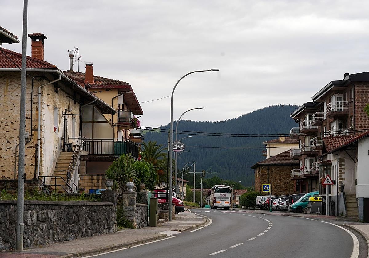 Okondo arropa a la familia del niño de 12 años que se despeñó al mar en Castro
