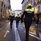 Agentes de la Policía Local patrullan por las calles de Vitoria.