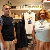 La camiseta más 'chic' de Marijaia, faldas «anti-kalimotxo»... El diseñador Ion Fiz lanza una colección para Aste Nagusia