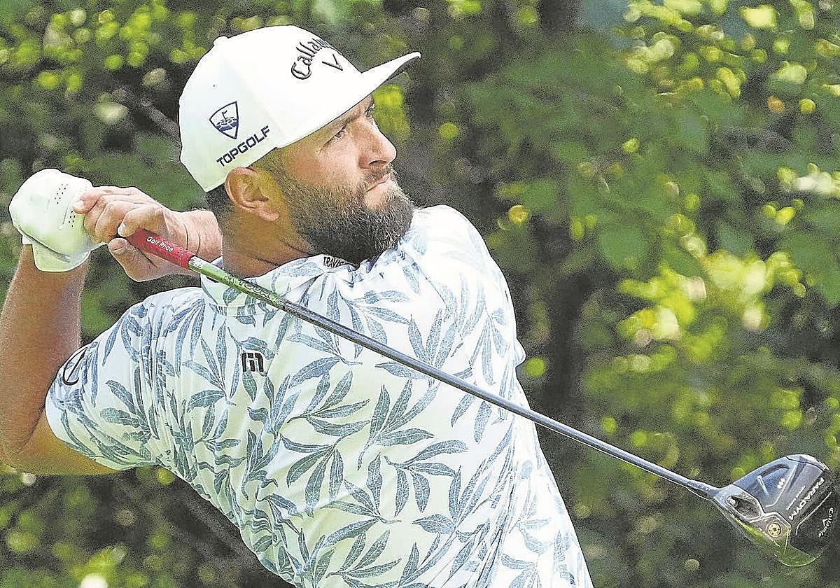 El de Barrika, que busca en Chicago seguir con opciones de ser campeón en el LIV, golpea con el driver en un torneo reciente.