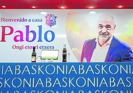 Imagen de la bienvenida al entrenador vitoriano en la sala de prensa del Buesa Arena.