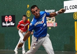 Iker Larrazabal intenta golpear la pelota en el partido de semifinales.