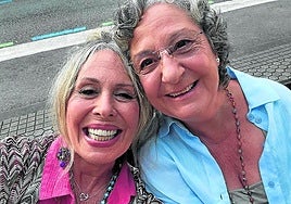 Imagen de Miriam Díaz-Aroca y Rosario Pardo en Donostia, publicada por la segunda en redes sociales.