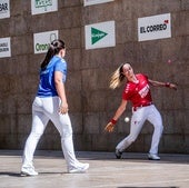 Arrate Bergara trata de golpear la pelota ante la mirada de Andrea Capellan.
