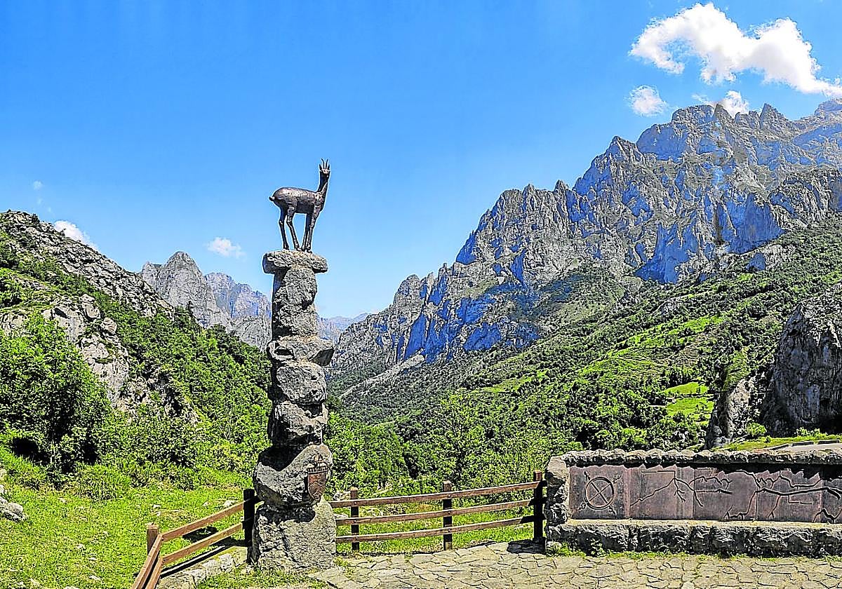 El mirador del Tombo, sobre el bosque de Corona. Debajo, rincón de Cordiñanes con los hórreos en primer plano.