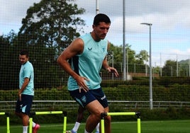 DanI Vivián, durante un entrenamiento del Athletic en Lezama