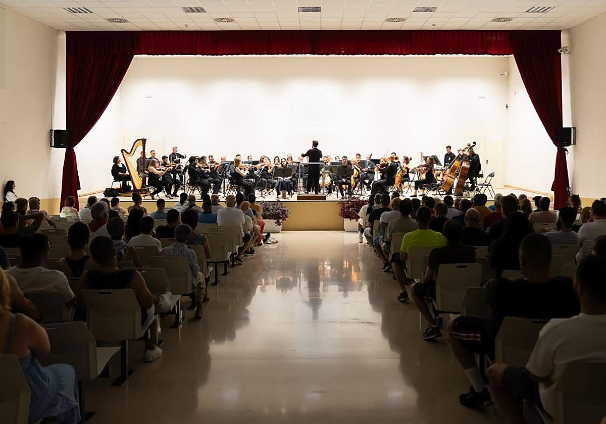 Un momento de la actuación en el salón de actos de la prisión.
