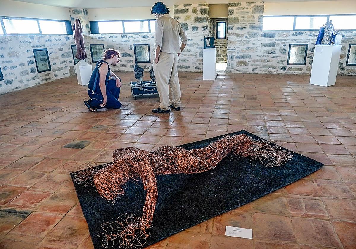 La Torre de Mendoza acoge la singular exposición de 53 escultores vascos.