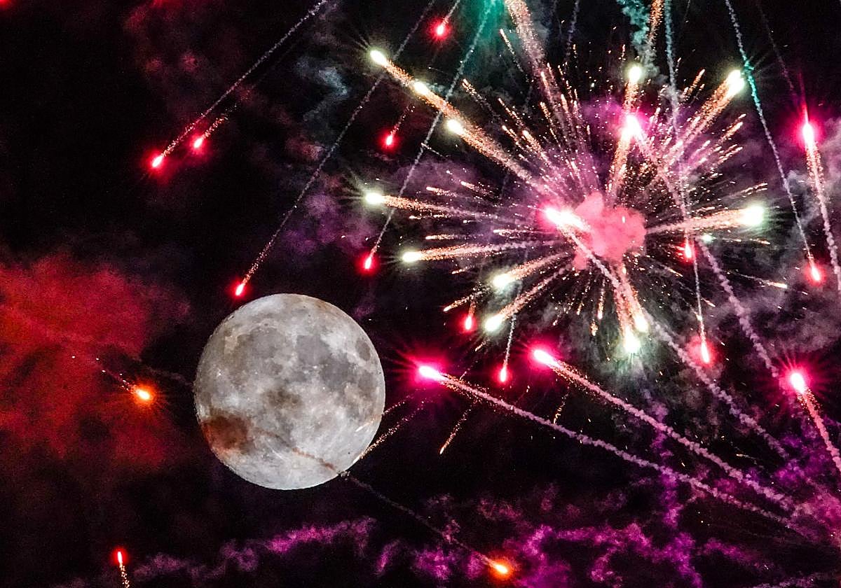 Los fuegos artificiales generan una gran expectación entres los vitorianos en cada noche festiva