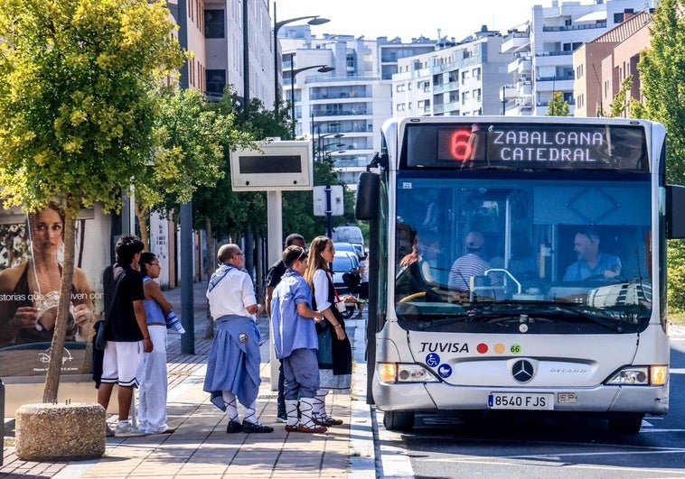 En estas jornadas, blusas y neskas se trasladan de los barrios al centro de la ciudad en autobús para pasar las fiestas