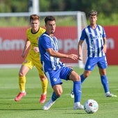 Víctor Parada realiza un pase durante el amistoso ante el Girona.