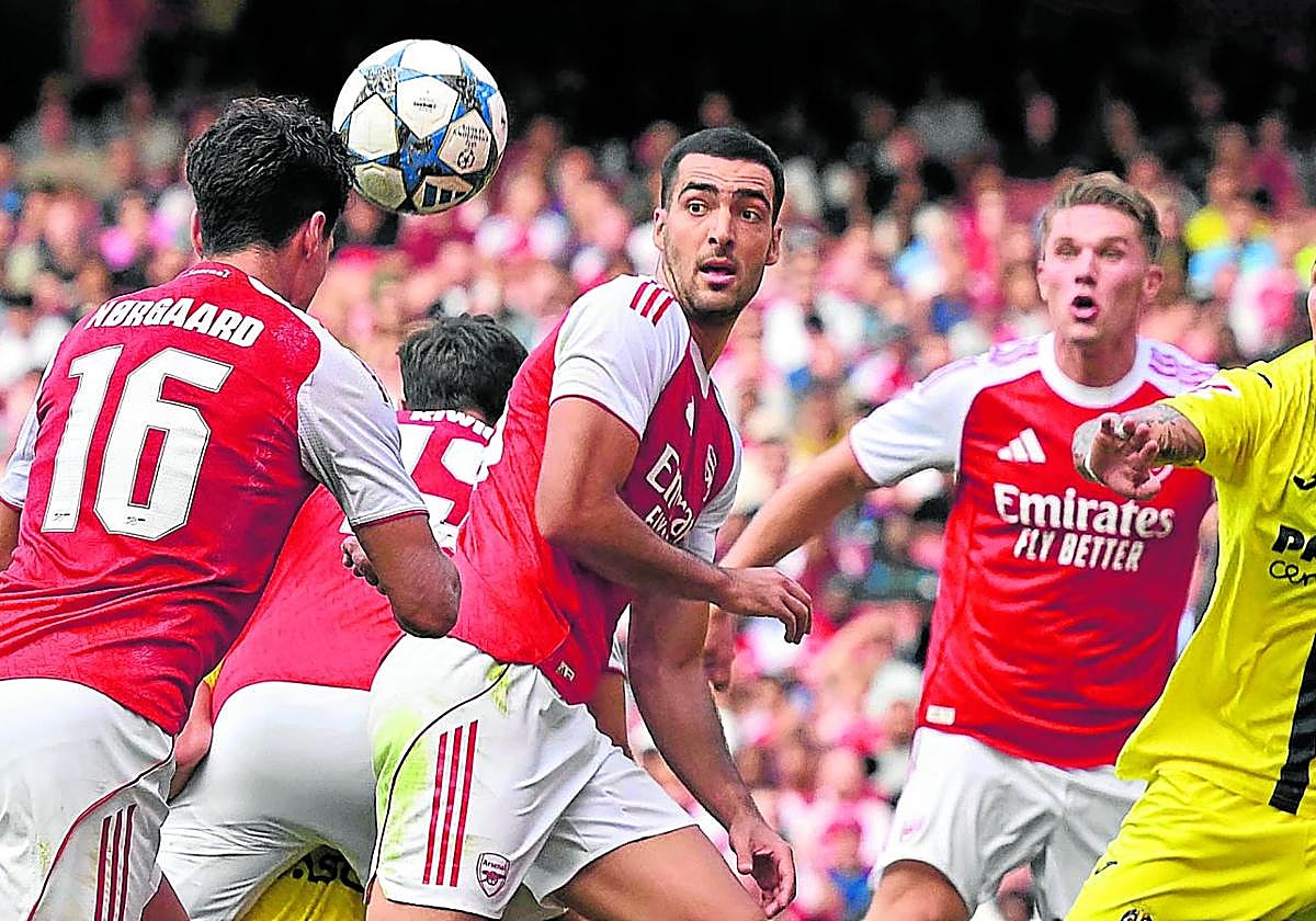 Mikel Merino busca un balón durante el reciente amistoso del Arsenal frente al Villareal.