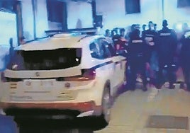 Momento en el que los agentes de la Ertzaintza tratan de aplacar a los alborotadores.