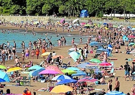 El fácil acceso a la playa de Ereaga y su ubicación urbana convierte el arenal getxotarra en uno de las más utilizados, tanto por grupos de jóvenes como familias.