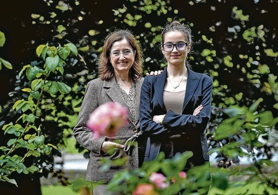 Leixuri Martínez, alumna del instituto de Burdinibarra de Trapagaran, junto con su tutora en el programa, Marta Enciso.