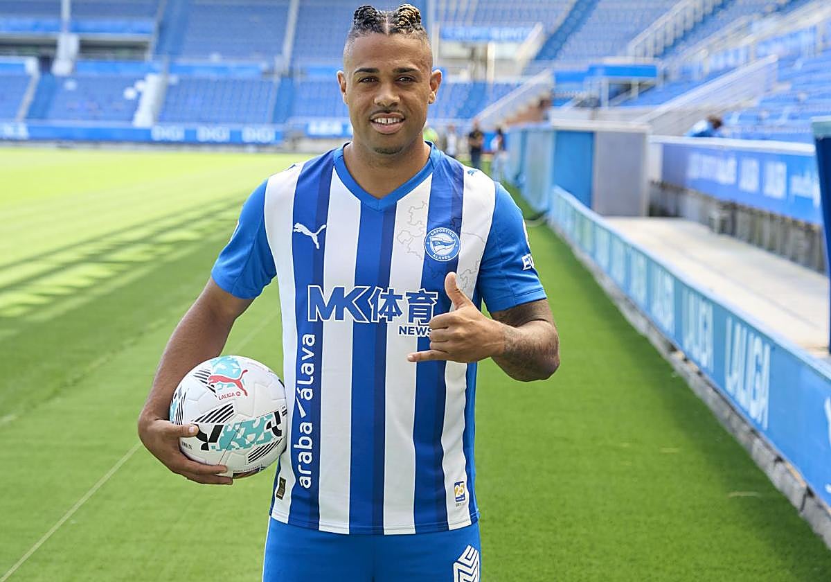 Mariano, durante su presentación como jugador del Alavés.