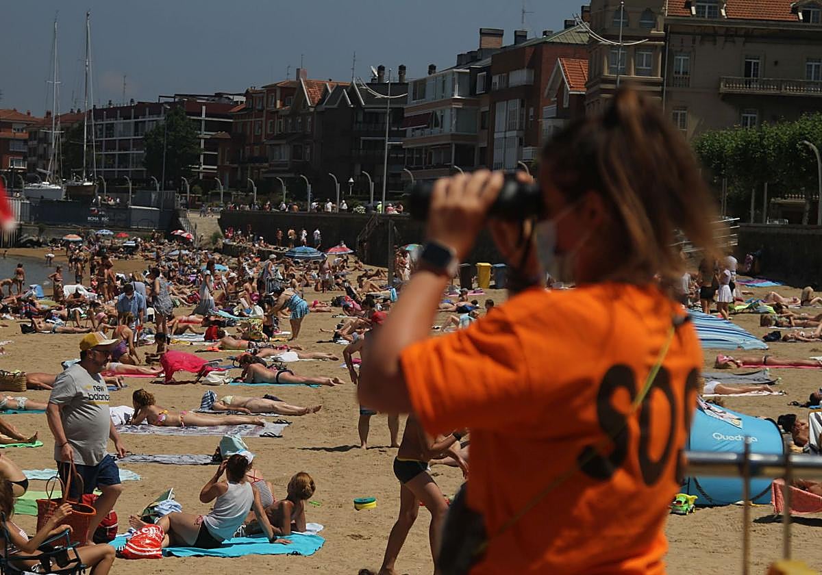 Socorrista en la playa de Ereaga.