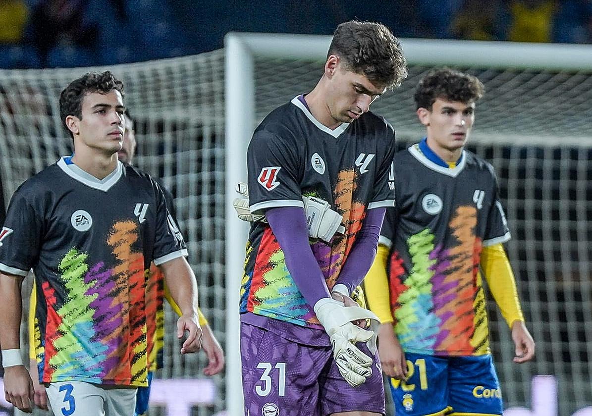 Adrián salta al césped en el partido ante Las Palmas.