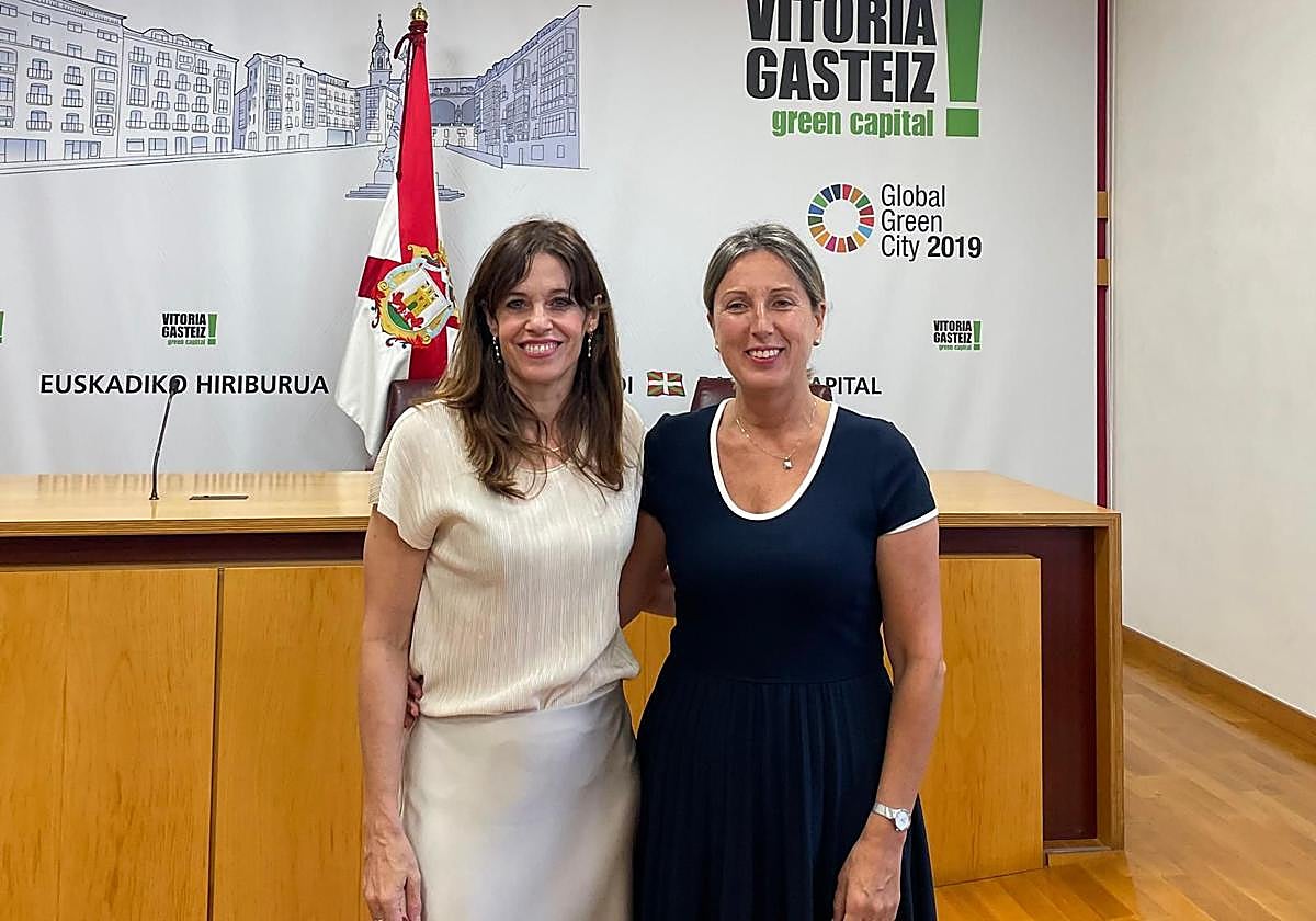 La alcaldesa Maider Etxebarria (PSE) junto a la concejala de Fiestas, Sonia Díaz de Corcuera (PNV), en el balance de La Blanca.