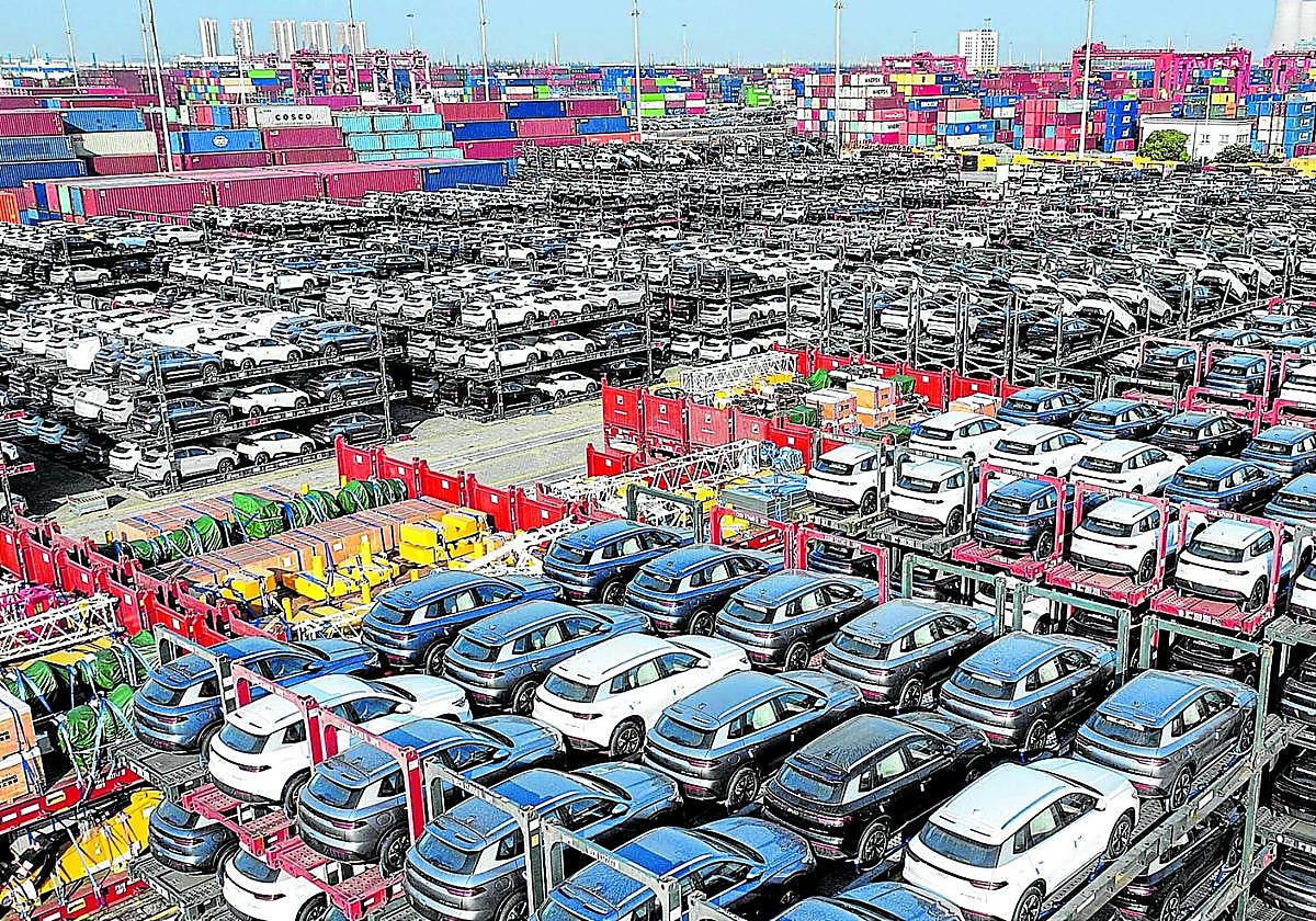 Coches de la marca china BYD, a la espera de ser embarcados en el puerto de Sozhou con destino a la exportación.