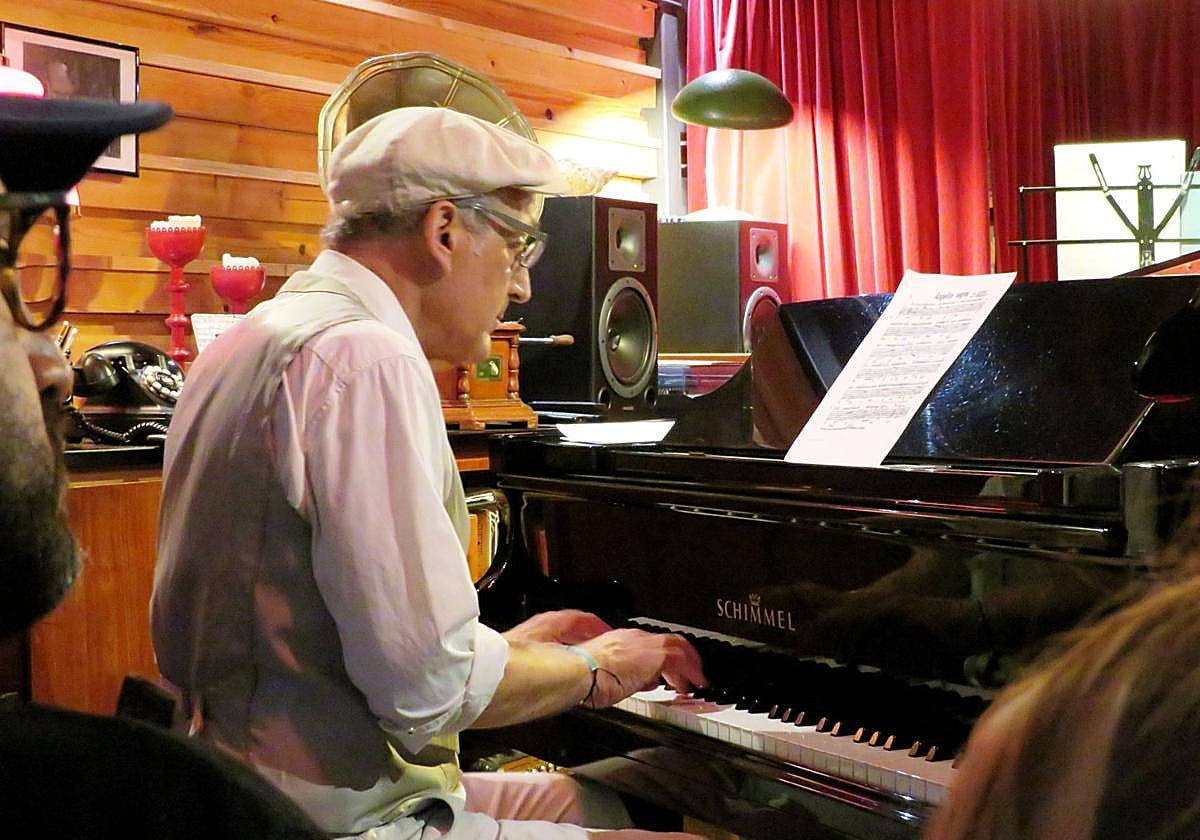 Joshua Edelman tocando 'Angelitos negros' de Machín.