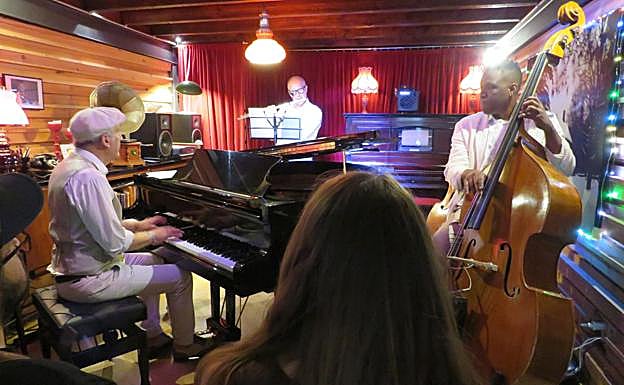 Joshua Edelman (piano), Gonzalo Muga (flauta) y Loisel Machín (contrabajo) tocando 'Tú mi delirio'.