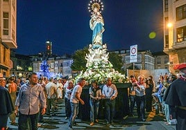 La consejera Nerea Melgosa, que es cofrade, empuja de la imagen de la Virgen en el Rosario de los Faroles.