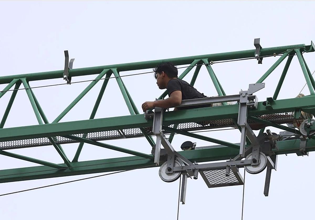 El joven que posteriormente fue detenido subido a lo alto de la grúa en la obra de Montevil