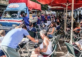 Un camarero atiende una terraza durante el paseíllo.