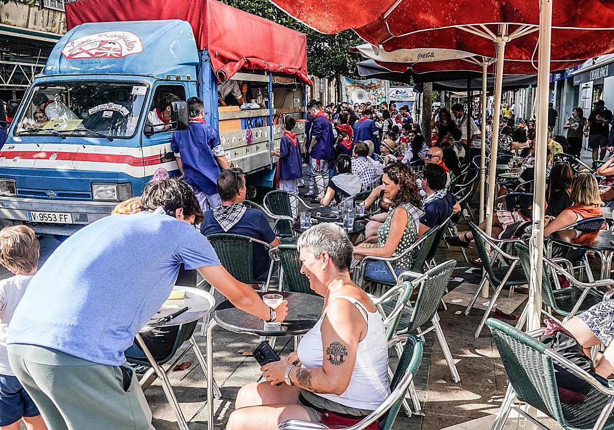 Un camarero atiende una terraza durante el paseíllo.