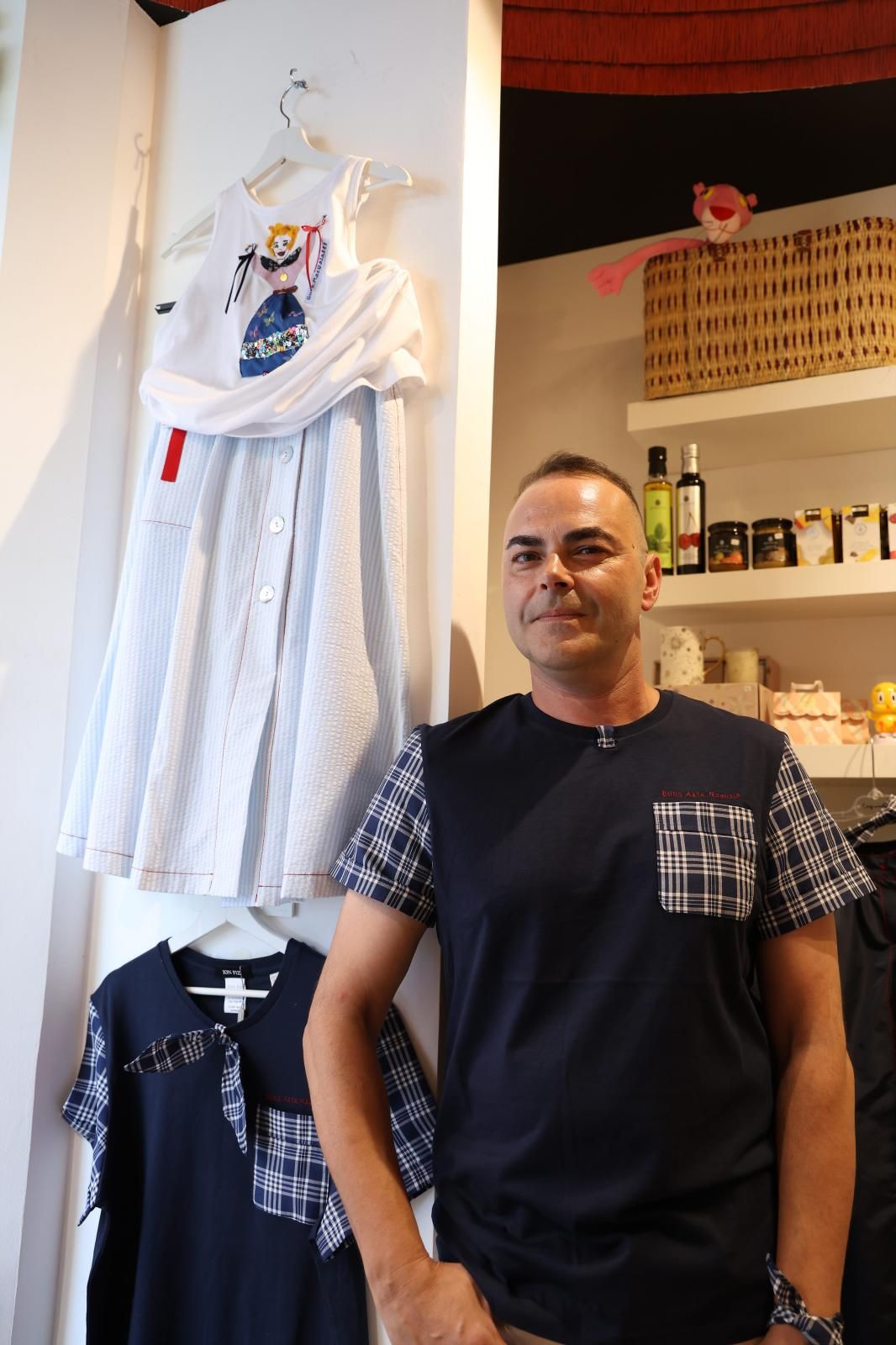 La camiseta más &#039;chic&#039; de Marijaia, faldas «anti-kalimotxo»... El diseñador Ion Fiz lanza una colección para Aste Nagusia