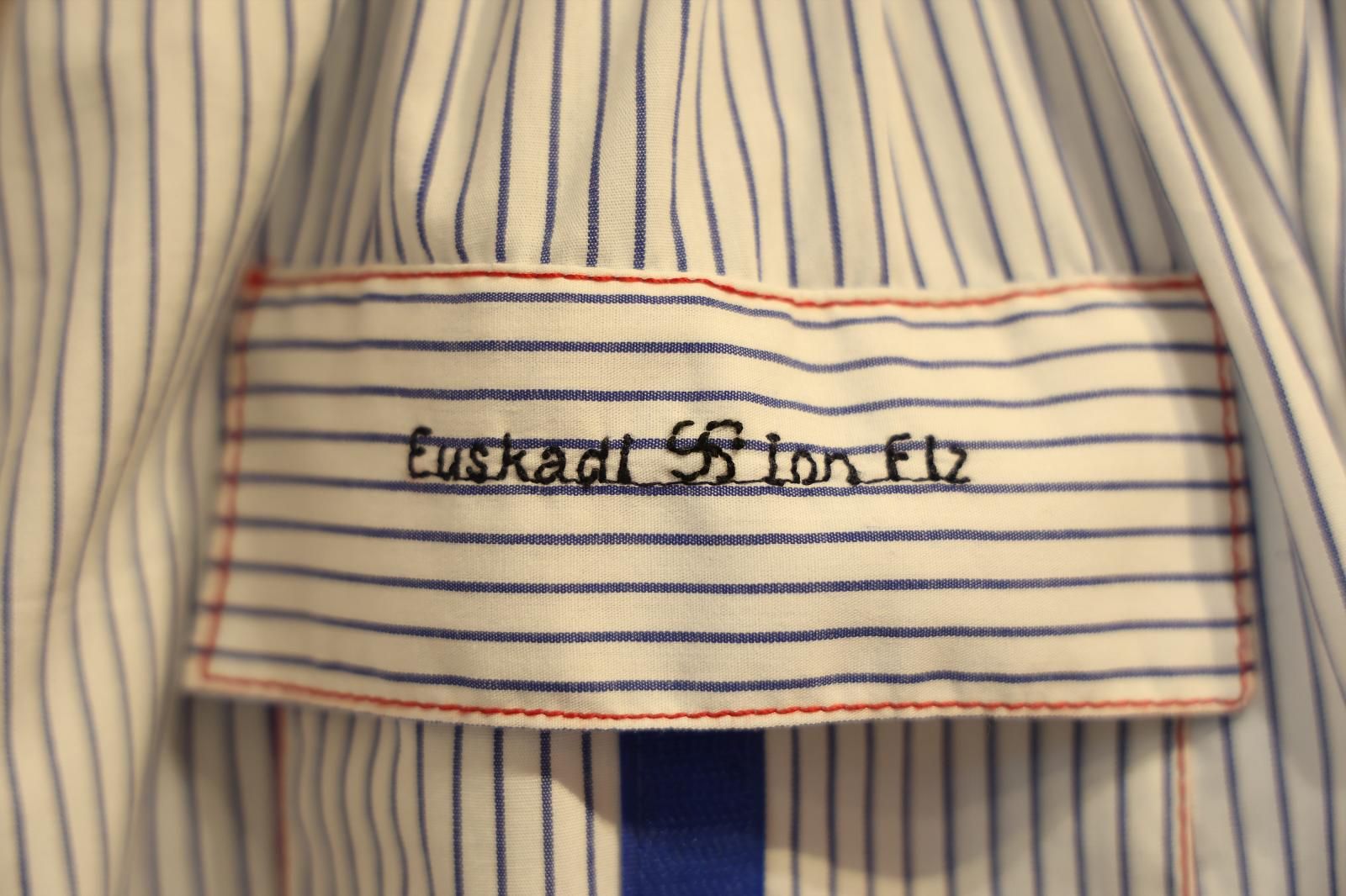 La camiseta más &#039;chic&#039; de Marijaia, faldas «anti-kalimotxo»... El diseñador Ion Fiz lanza una colección para Aste Nagusia