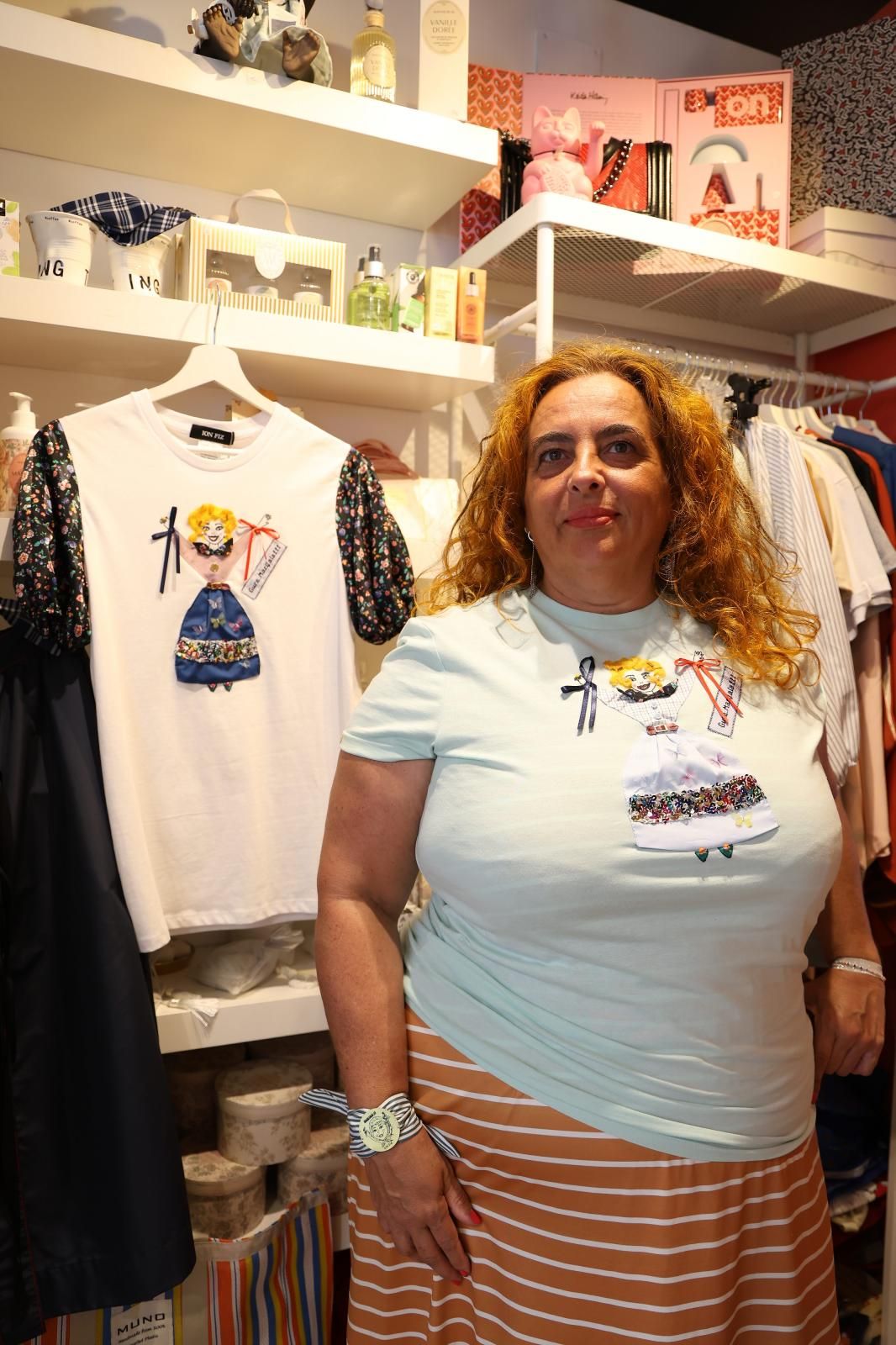 La camiseta más &#039;chic&#039; de Marijaia, faldas «anti-kalimotxo»... El diseñador Ion Fiz lanza una colección para Aste Nagusia