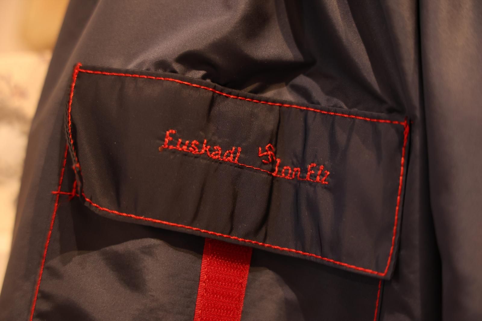 La camiseta más &#039;chic&#039; de Marijaia, faldas «anti-kalimotxo»... El diseñador Ion Fiz lanza una colección para Aste Nagusia