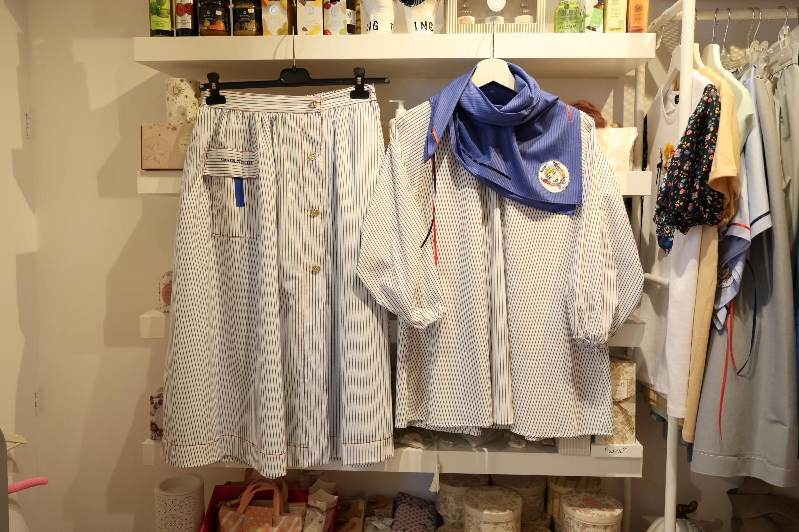 La camiseta más &#039;chic&#039; de Marijaia, faldas «anti-kalimotxo»... El diseñador Ion Fiz lanza una colección para Aste Nagusia