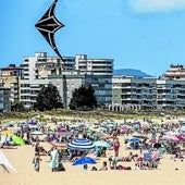 Laredo, la playa cántabra, atestada de bañistas.