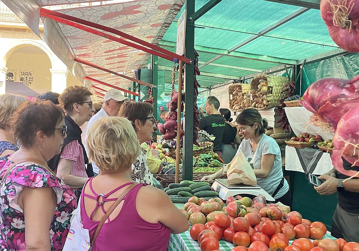 Tomates a 6 euros, quesos a 13... el público abarrota el mercado de San Lorenzo pese al calor