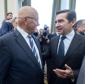 El presidente del Sabadell, Josep Oliu, y el de BBVA, Carlos Torres, se saludan tras coincidir en un acto público.