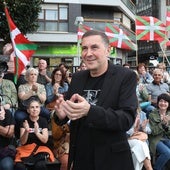 Arnaldo Otegi, arropado por la militancia de EH Bildu, durante un acto electoral de las autonómicas del año pasado.