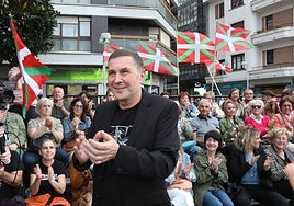 Arnaldo Otegi, arropado por la militancia de EH Bildu, durante un acto electoral de las autonómicas del año pasado.