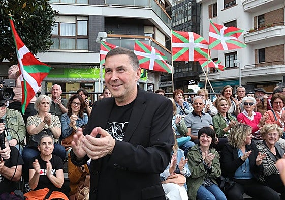 Arnaldo Otegi, arropado por la militancia de EH Bildu, durante un acto electoral de las autonómicas del año pasado.
