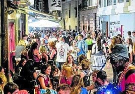 Terrazas llenas en la calle Cuchillería.