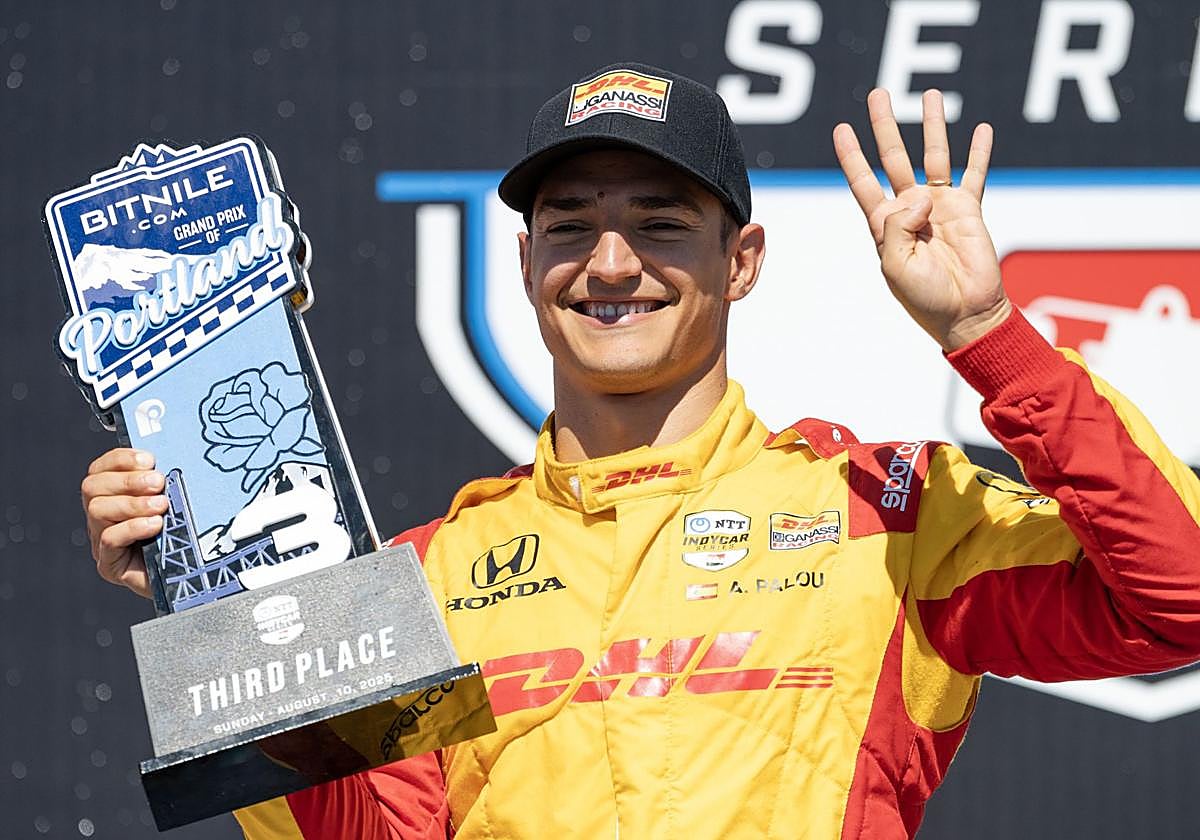 El piloto español Álex Palou, celebra tras quedar en el tercer puesto durante el Gran Premio de Portland este domingo.