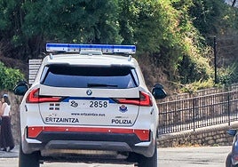 Un coche de la Ertzainta a su paso por la carretera de Añana, a siete minutos de Viloria.