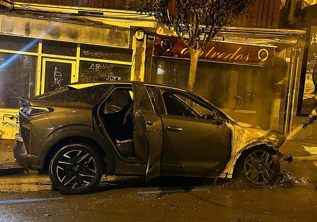 Imagen principal - Un pirómano incendia cuatro coches en Getxo desde el viernes
