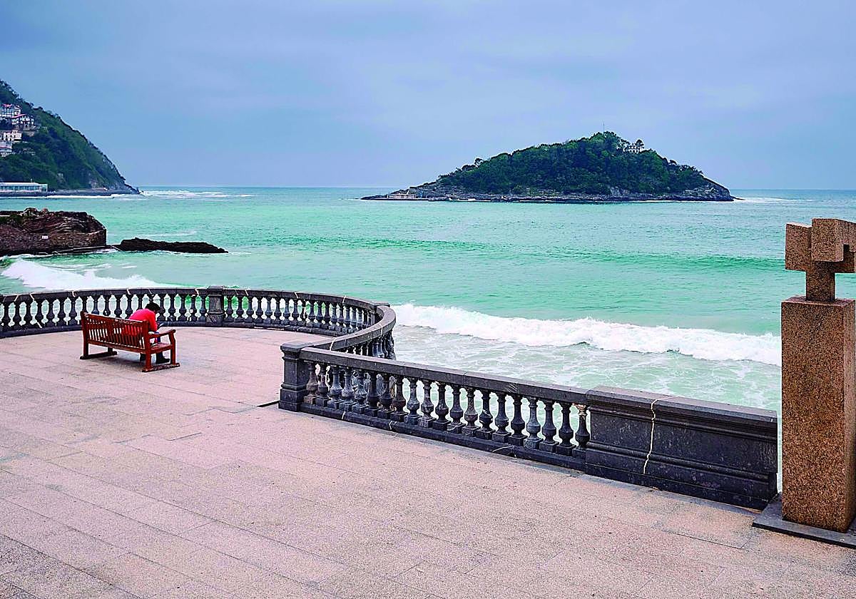 La estela se encuentra desde 1991 en el paseo de La Concha.